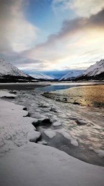 Kuzey Norveç 'te Lakselva nehri ile Langrasmoen Dağı