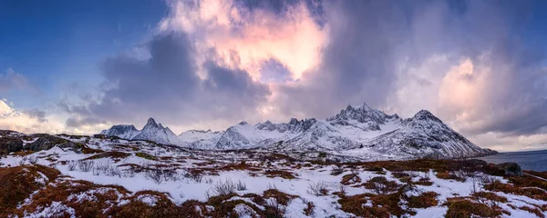 Mefjord e montagna nel nord della Norvegia al tramonto — Foto Stock
