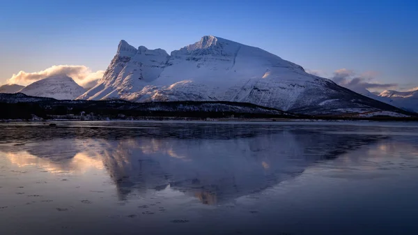 Montagna Otertinden a Lyngen fiordo nel nord della Norvegia — Foto Stock