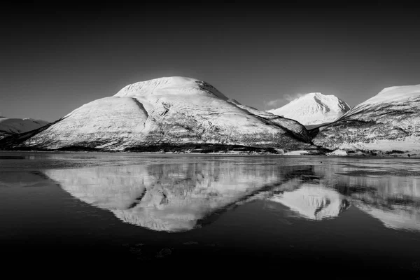 Montaña Otertinden en el fiordo de Lyngen en el norte de Noruega — Foto de Stock