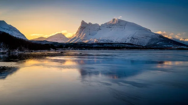 Montagna di Otertinden con fiume Signaldalelva nel nord della Norvegia — Foto Stock