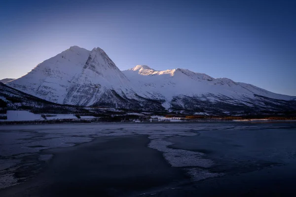Montagna invernale Fugltinden con riflessione nel nord della Norvegia — Foto Stock