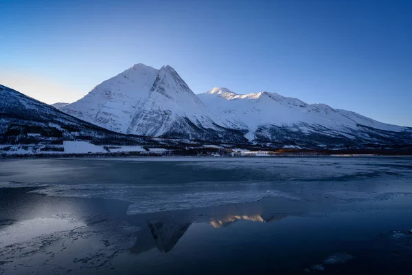 Montagna invernale Fugltinden con riflessione nel nord della Norvegia — Foto Stock