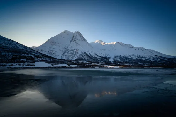 Invierno Montaña Fugltinden con reflejo en el norte de Noruega —  Fotos de Stock