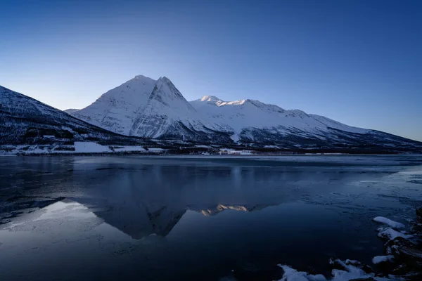Invierno Montaña Fugltinden con reflejo en el norte de Noruega —  Fotos de Stock