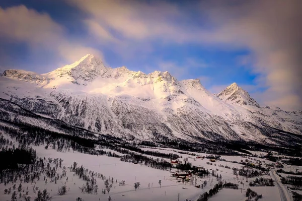 Kış Stüdyoları Kuzey Norveç 'teki Tindane Dağı' nı yerle bir etti. — Stok fotoğraf