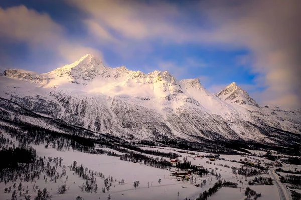 Inverno Stuora Sjursnes tindane montanha no norte da Noruega — Fotografia de Stock