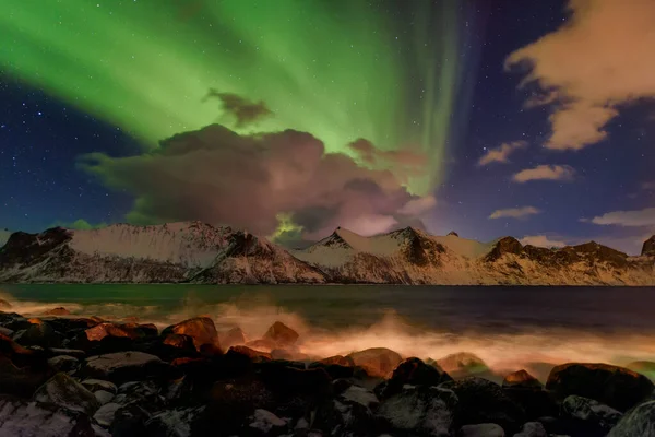 Nordlichter Polarlichter ein wunderbares Spiel der bunten Lichter in der Nacht — Stockfoto