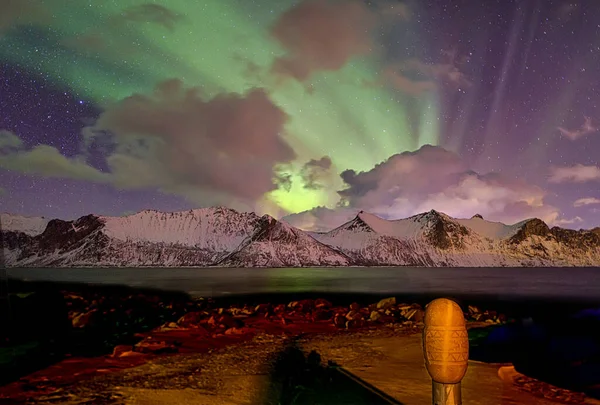 Nordlichter Polarlichter ein wunderbares Spiel der bunten Lichter in der Nacht — Stockfoto