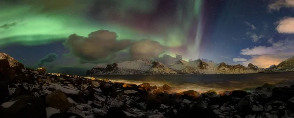 Nordlichter Polarlichter ein wunderbares Spiel der bunten Lichter in der Nacht — Stockfoto