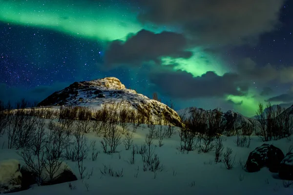 Aurora aurora boreale un meraviglioso gioco di luci colorate durante la notte — Foto Stock