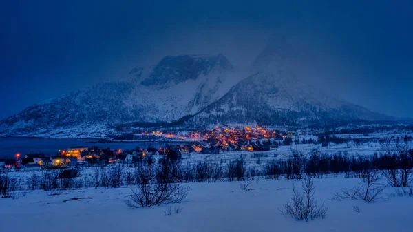 Mefjord villaggio di notte sotto maestosa montagna — Foto Stock