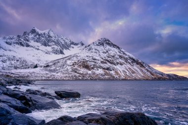 Körfez, körfez, gün batımında Mefjord 'da büyük bir sörf.