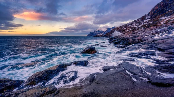 Öböl, öböl egy hatalmas szörfözés Mefjordban naplementében — Stock Fotó