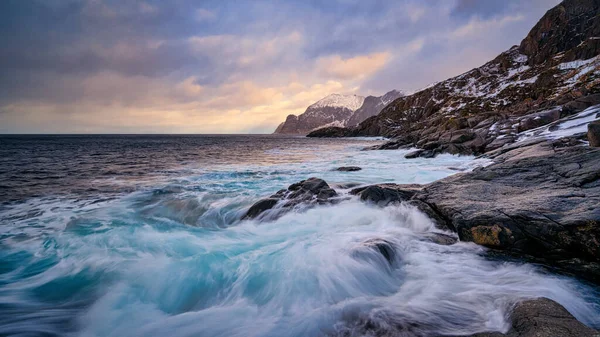 Golfen, vik med en stor surfing i Mefjord i solnedgången — Stockfoto