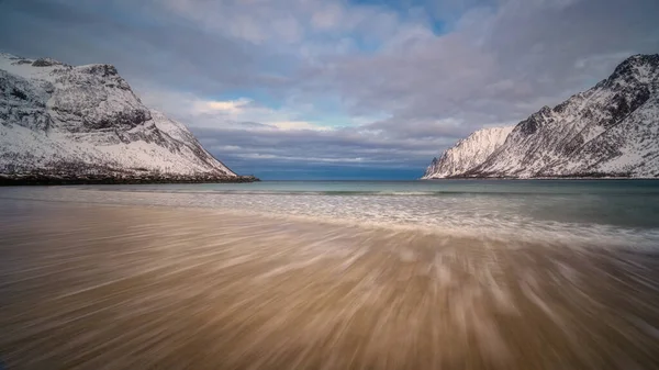 Golfo, bahía, playa de arena con un gran oleaje en Ersfjord al atardecer — Foto de Stock