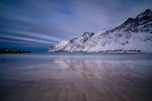 Öböl, öböl, Homokos part hatalmas szörfözés Ersfjordban naplementében — Stock Fotó