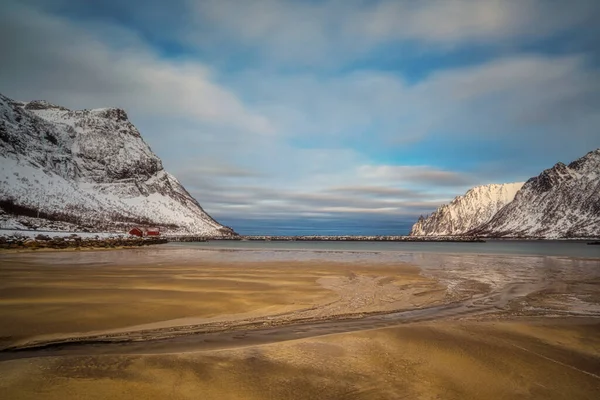 Golfo, baía, praia de areia com um enorme surfe em Ersfjord ao pôr do sol — Fotografia de Stock