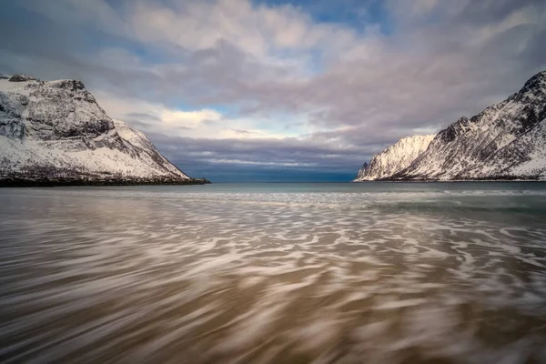 Golfo, baia, spiaggia di sabbia con un enorme surf a Ersfjord al tramonto — Foto Stock