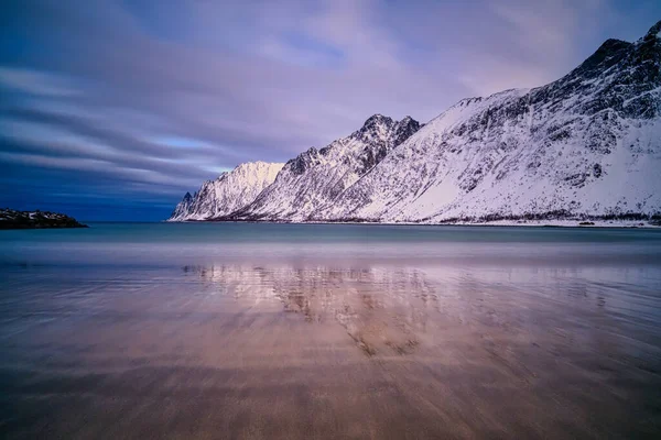 Golfo, bahía, playa de arena con un gran oleaje en Ersfjord al atardecer — Foto de Stock