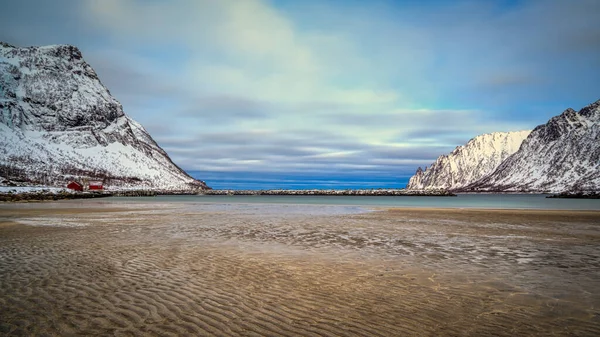 Golfo, baia, spiaggia di sabbia con un enorme surf a Ersfjord al tramonto — Foto Stock