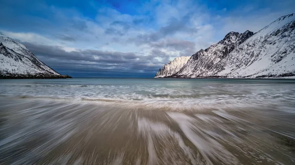 Öböl, öböl, Homokos part hatalmas szörfözés Ersfjordban naplementében — Stock Fotó