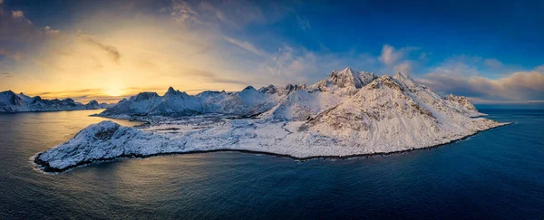 Golf, baai, zandstrand met een enorme branding in Ersfjord bij zonsondergang — Stockfoto