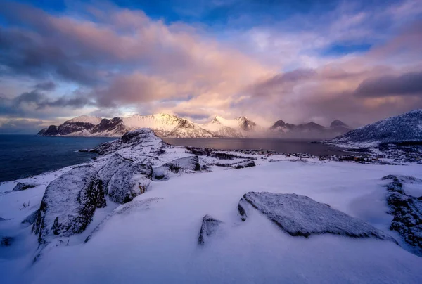 Mefjord e montagna nel nord della Norvegia al tramonto — Foto Stock