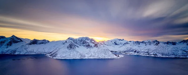 Montanha no norte da Noruega no pôr do sol panorama de Segla — Fotografia de Stock