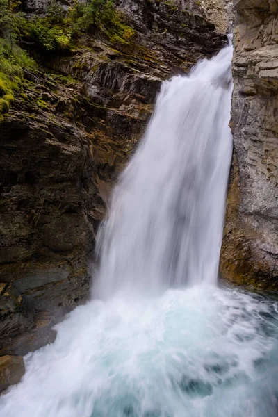 Водопад Джонстон-Каньон, Банф, Альберта Канада — стоковое фото