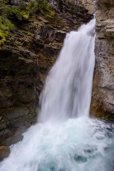 Cascade Johnston Canyon, Banff (Alberta) Kanada destination touristique — Photo