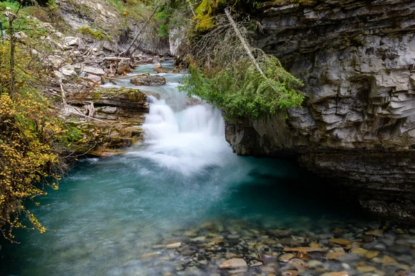 Wodospad Johnston Canyon, Banff, Alberta Kanada cel podróży — Zdjęcie stockowe