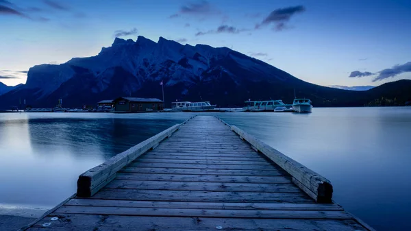 Lake Minnewanka Banff, Alberta Kanada travel destination — Stockfoto