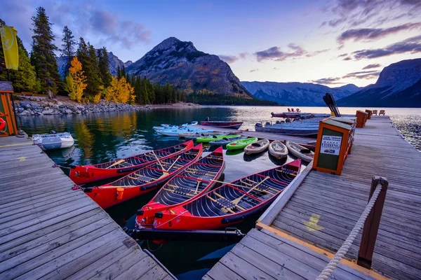 Lake Minnewanka Banff, Alberta Kanada travel destination — Zdjęcie stockowe