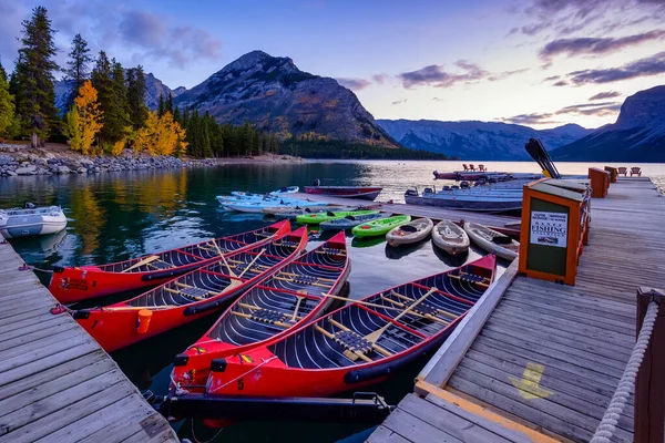 Lake Minnewanka Banff, Alberta Kanada travel destination — Zdjęcie stockowe