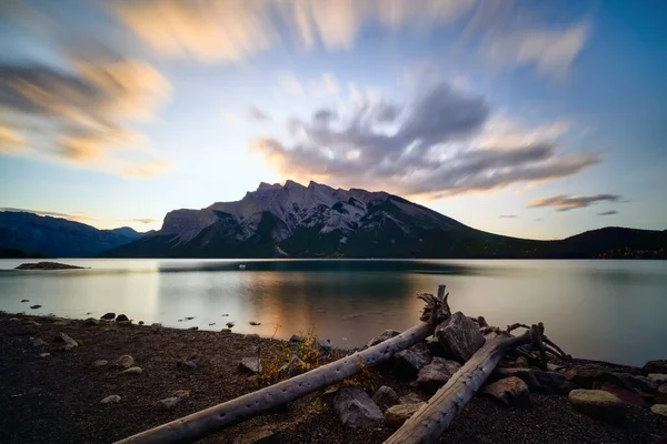 Lake Minnewanka Banff, Alberta Kanada travel destination — Stock fotografie