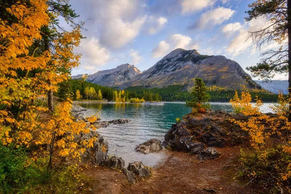 Lake Minnewanka Banff, Alberta Kanada travel destination — Φωτογραφία Αρχείου