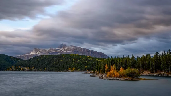 Lake Minnewanka Banff, Alberta Kanada destinazione turistica — Foto Stock