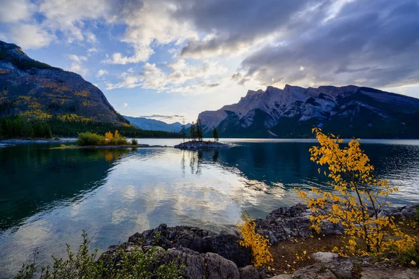 Lake Minnewanka Banff, Alberta Kanada travel destination — Stock Photo, Image