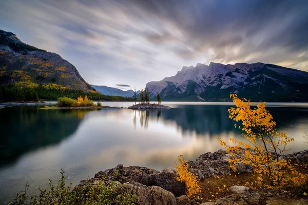 Lago Minnewanka Banff, Alberta Kanada destino de viaje — Foto de Stock