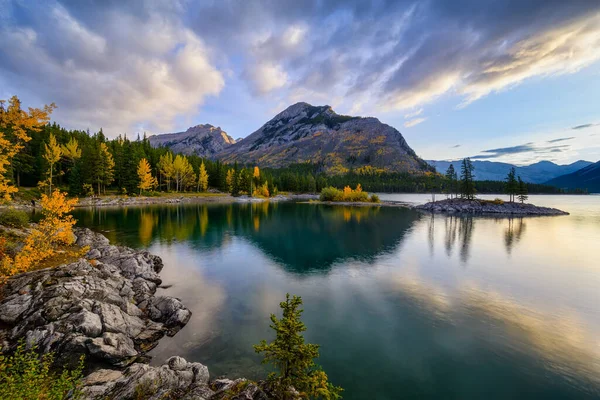 Lake Minnewanka Banff, Alberta Kanada travel destination — Φωτογραφία Αρχείου