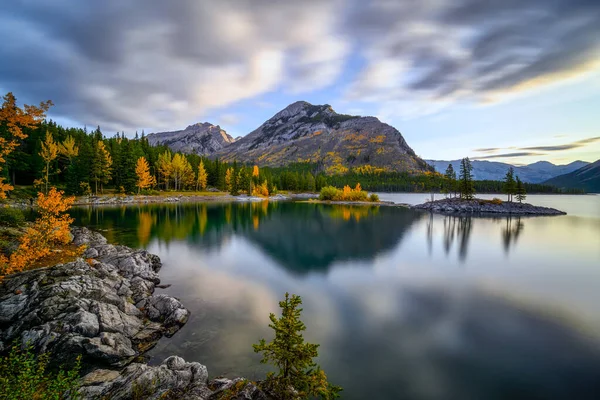 Озеро Минневанка Банф, Альберта Канада туристическое направление — стоковое фото