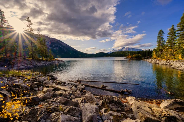 Lago Minnewanka Banff, Alberta Kanada destino de viaje — Foto de Stock