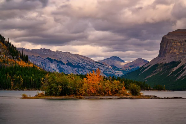 Lake Minnewanka Banff, Alberta Kanada travel destination — Φωτογραφία Αρχείου