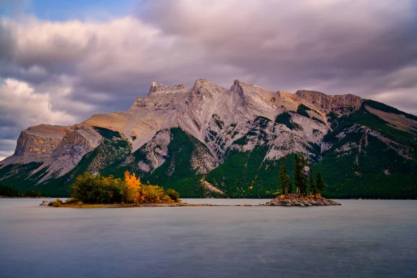 Lake Minnewanka Banff, Alberta Kanada travel destination — Stock Fotó