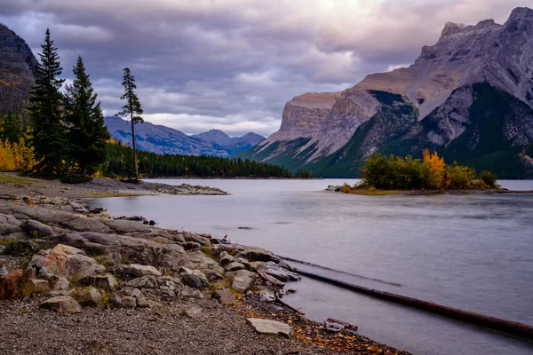 Lake Minnewanka Banff, Alberta Kanada travel destination — стокове фото