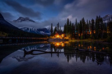Emerald Lake Banff, Alberta Kanada 'nın gece yolculuk yeri.
