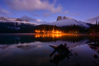 Emerald Lake Banff, Alberta Kanada 'nın gece yolculuk yeri.