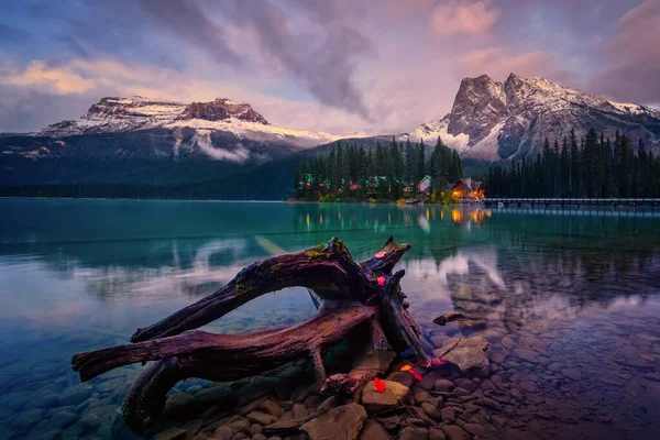Emerald Lake Banff, Alberta Kanada destino de viaje en la noche — Foto de Stock
