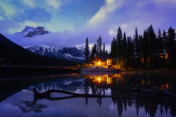 Emerald Lake Banff, Alberta Kanada 'nın gece yolculuk yeri.